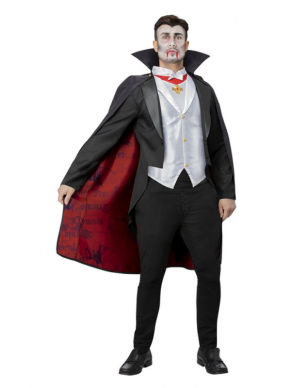Dracula kostuum bestaande uit Jack met nepgilet & top, cape & medaillon. Met dit kostuum ben je zo goed als klaar voor Halloween. Het enige wat nog niet ontbreekt zijn nepbloed en tanden.