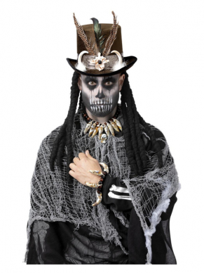 Met deze sieradenset maak je jouw Voodoo Doctor look helemaal af. De set bestaat uit de doodshoofdketting en armband met kralen.