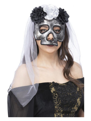 Dit Skull Bride Masker met sluier maakt jouw Skull Bride kostuum helemaal af.