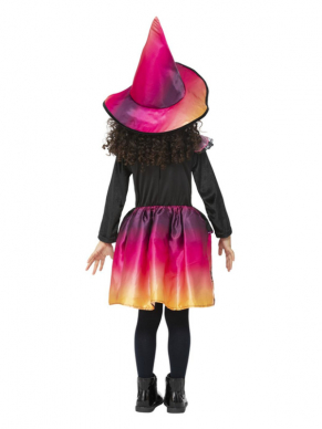 Hoe leuk is dit Ombre Heksen jurkje! Het kostuum bestaat uit de jurk met hoed. Je bent met dit kostuum dis in één keer klaar voor Halloween.