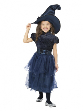 Prachtige Midnight Witch kostuum bestaande uit de midnight bauwe jurk met bijpassende hoed. Met dit kostuum ben je in één keer klaar voor jouw Halloweenparty. Combineer de jurk met een heksenbezem voor een complete look.