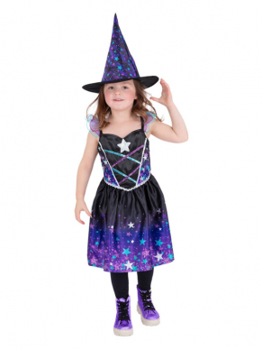 Leuke Sterrennacht Heksenkostuum voor de allerkleinste. Dit kostuum bestaat uit het paarse met zwarte jurkje met sterren en fundamentele hoed. Met dit kostuum ben je in één keer klaar voor jouw Halloweenfeest.