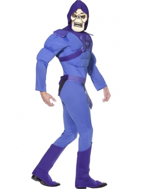 Skeletor Heren Verkleedkleding, bekend uit de jaren 80 cartoonserie He-man and the masters of the Universe, bestaande uit een blauw-zwarte jumpsuit met opgevulde spieren met hieraan vast een capuchon en blauwe schoenstukken, een blauwe riem en een skeletor masker.