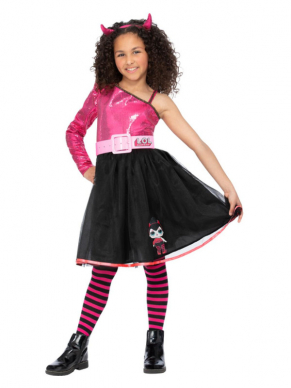 Dit LOL Surprise Devil Kostuum is perfect voor een Halloweenfeestje. Dit kostuum bestaat uit de Jurk & Hoofdband. Combineer het kostuum met de roze/zwarte gemengde panty en je bent klaar voor jouw Halloween-feest.