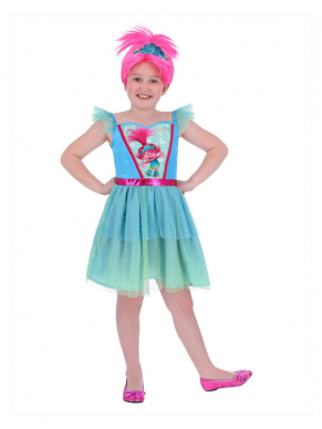 Trolls Band Together Poppy Kinderkostuum, bestaande uit het jurkje met opdruk. Combineer het jurkje met de pruik en je bent klaar voor jouw feestje. Ook leuk voor thuis in de verkleedkist of als verjaardagscadeau om te geven.