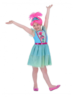 Trolls Band Together Poppy Kinderkostuum, bestaande uit het jurkje met opdruk. Combineer het jurkje met de pruik en je bent klaar voor jouw feestje. Ook leuk voor thuis in de verkleedkist of als verjaardagscadeau om te geven.