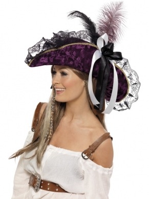 Fever Zwart Paarse Piratenhoed. Mooie hoed met lint en veren afgewerkt.