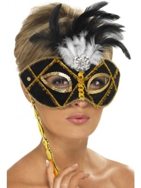 Goud/Zwart Oogmasker met Veren op Gouden Stokje. Mooi oogmasker met gouden details en glitters. Leuk voor een gemaskerd bal. 