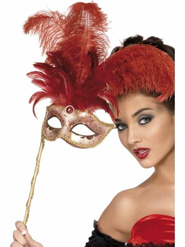 Rood Fever Baroque Fantasy Oogmasker - prachtig rood - goud oogmasker met mooie details en grote rode veren op een gouden stokje.