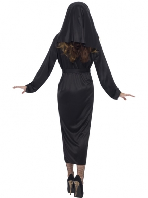 Dit Nonnen Kostuum is voorzien van een zwart nonnengewaad. Het hoofdkapje is bij het kostuum inbegrepen. Veel plezier toegewenst en hou je aan de regels van een non!