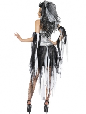 Monster Bruid Dames Verkleedkostuum met zwart zilveren jurk met armstukken met zwart zilveren slierten en de sluier. De pruik verkopen we los. 