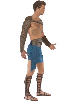 Spartacus Heren Kostuum met blauwe rok, brede riem, armstuk en armband.