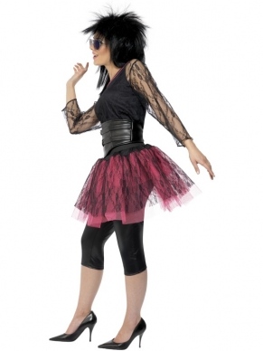 1980s Icon Rock Chicks Dames Verkleedkostuum. Compleet kostuum met zwart shirt, zwart gillet, roze tutu rok met zwart kant, zwarte legging en zwarte glazende riem. Verkrijgbaar in diverse maten. 