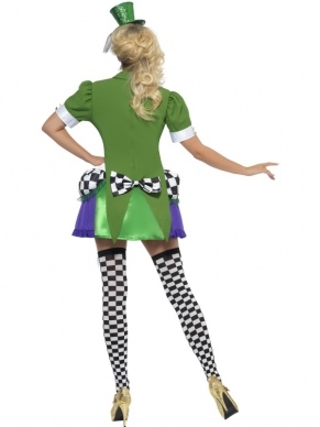 Fever Miss Hatter Hoedenmaker Verkleedkleding. Miss Hatter (uit Alice in Wonderland) kostuum bestaande uit een gekleurde jurk, een kort groen jasje deze aan de achterkant doorloopt in twee punten met daarop een bijpassende strik en een geblokt halsbandje.