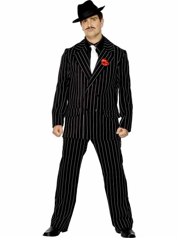 Stoere Gangster Heren Verkleedkleding. Inbegrepen is het zwarte krijtstreep jasje met rode roos, krijtstreep broek, voorkant shirt en witte stropdas. 