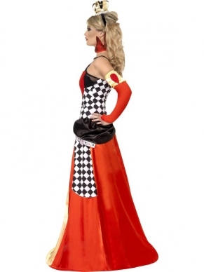 Hartenkoningin Queen of Broken Hearts Kostuum. Prachtige lange jurk (top en losse rok) met hoepel aan de onderkant en a-symmetrisch van boven, handschoenen, kraagje en diadeem met kroontje. 