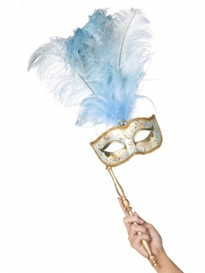 Prachtig blauw/goud oogmasker op een stokje met lichtblauwe veren.