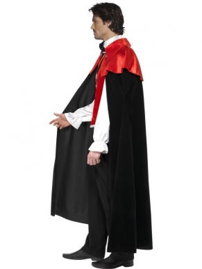 Prachtig Gothic Manor Vampieren Heren Kostuum. Inbegrepen is het mooie shirt met cravat en de lange zwarte cape. Draag het op een zwarte broek en de outfit is compleet. Mooie kwaliteit. 