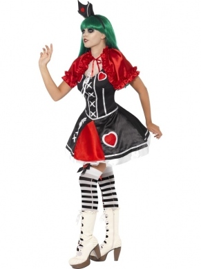 Gothic Queen of Hearts Hartenkoningin Verkleedkleding. Inbegrepen is de jurk, de rode cape en de kroon. We verkopen diverse Queen of hearts verkleedkledings in onze webwinkel. Ook alle andere figuren uit Alice in Wonderland.