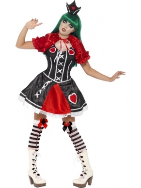 Gothic Queen of Hearts Hartenkoningin Verkleedkleding. Inbegrepen is de jurk, de rode cape en de kroon. We verkopen diverse Queen of hearts verkleedkledings in onze webwinkel. Ook alle andere figuren uit Alice in Wonderland.