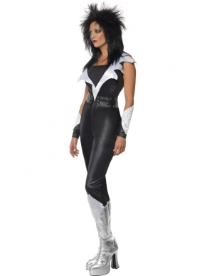 Het Glam Rock Chick Kostuum bestaat uit: zwart jumpsuit met zilveren kraag,  zwarte riem met zilverkleurige gesp en aparte zwart/zilveren mouwen. De pruik verkopen we los.