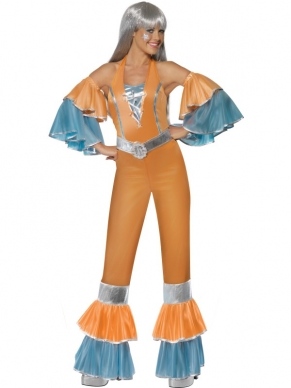 Frilly Fantastic 1970's Kostuum. Inbegrepen is oranje jumpsuit met wijde pijpen, uitlopende aparte mouwen en zilveren riem. De pruik verkopen we los.