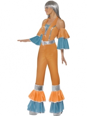 Frilly Fantastic 1970's Kostuum. Inbegrepen is oranje jumpsuit met wijde pijpen, uitlopende aparte mouwen en zilveren riem. De pruik verkopen we los.