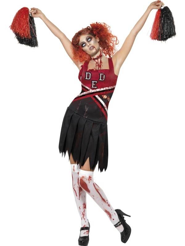 High School Zombie Horror Cheerleader Kostuum. In begrepen is de Cheerleader Jurk met bloedvlekken en de pom poms. Maak dit enge kostuum af met onze block white contact lensen en onze schmink setjes en nep bloed.