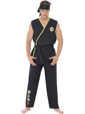 Cobra Kai Karate Kid Heren Kostuum. Inbegrepen is het zwarte karate pak met jasje, broek, riem en haarband. Ook verkrijgbaar in Wit: Daniel San.