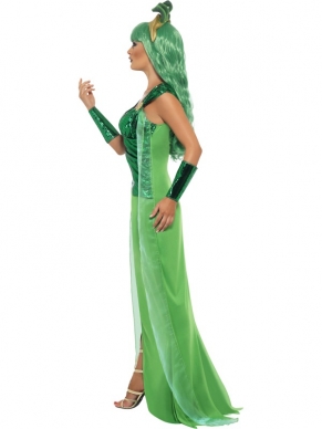 Medusa Zeeheks Dames Verkleedkleding. Medusa kostuum bestaande uit een groene jurk met split aan de voorkant en een groen glimmend bovenstuk, een paar bijpassende armstukken en het hoofdstuk met groene slangen. Aan de voorkant van de jurk zitten twee doorzichtige groene slierten.