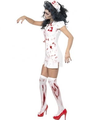 Zombie Zuster Horror Halloween Verkleedkleding, bestaande uit het jurkje, het hoedje en het mondkapje besmeurd met bloedvlekken. De kousen verkopen we los. Bekijk onze Halloween Accessoires en Schmink Setjes om uw look compleet te maken. 