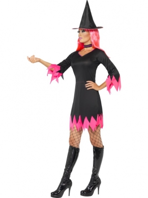 Zwart Roze Heksen Halloween Verkleedkleding, bestaande uit de heksenjurk, halsband en heksenhoed. Maak de look compleet met een leuke bijpassende pruik en je bent klaar voor jouw feestje.