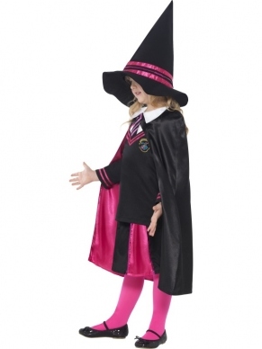 Witch School Girl Meisjes Heksenkostuum. Inbegrepen is de trui, de rok, de cape en de hoed. Regelrecht uit de Toverschool van Harry Potter gelopen. De toverstaf verkopen we los.