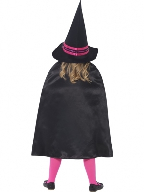 Witch School Girl Meisjes Heksenkostuum. Inbegrepen is de trui, de rok, de cape en de hoed. Regelrecht uit de Toverschool van Harry Potter gelopen. De toverstaf verkopen we los.