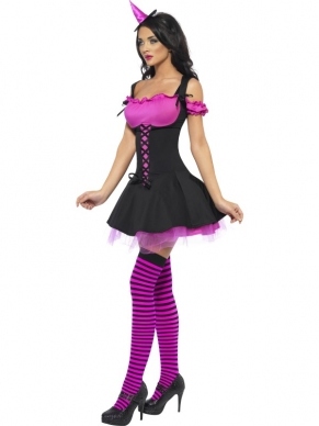Fever Wicked Witch Roze Zwart Halloween Kostuum. Inbegrpeen is de zwart roze jurk met uitlopende rok (mooi met een petticoat eronder) en klein heksenhoedje op haarband. De kousen en de petticoat verkopen we los. Leuk voor een Halloween of Themafeest. 