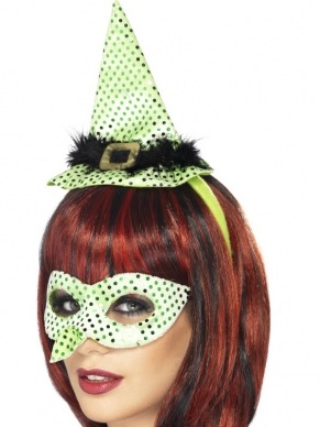 Wicked Witch Heksenhoedje en Oogmasker: groen heksenhoedje met zwart veren riempje op haarband en groen oogmasker met uitstekende neus beide met glitter stippen.