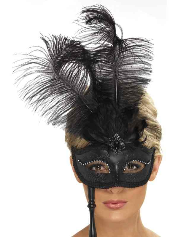 Zwart Fever Baroque Fantasy Oogmasker - prachtig zwart oogmasker met diamantjes en grote zwarte veren op een zwart stokje.