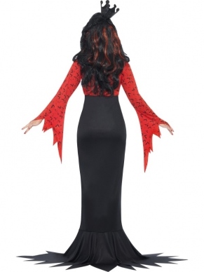 Evil Queen Dracula Dames Verkleedkostuum, bestaande uit de lange jurk met split, lange mouwen en vleermuizen print. De kroon verkopen we los. 