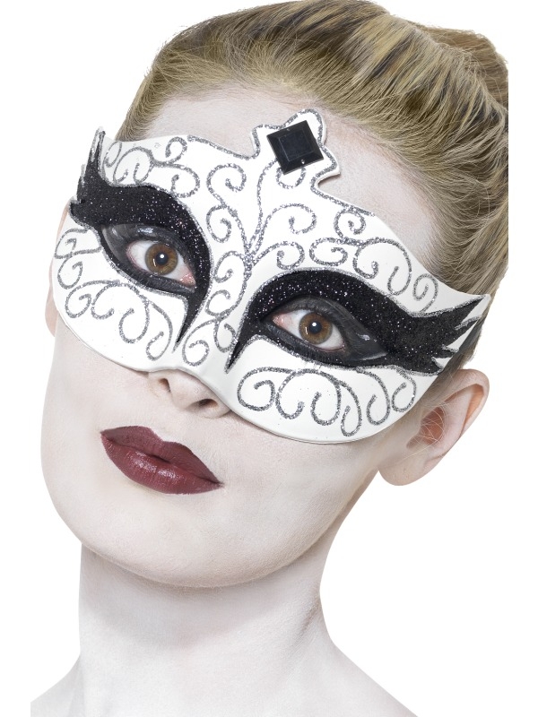 Gothic Swan Oogmakser: mooi wit met zwart oogmasker met zilveren versiering. Dit oogmasker past perfect bij het mooie Gothic Black Swan Kostuum!