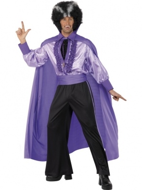 Disco Dracula Heren Kostuum. Inbegrepen is het shirt, de cape, de broek, de cummerbund (de brede soepele ceintuur) en hanger. De pruik en de tanden verkopen we los. 