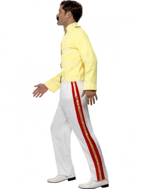 Rock Star Eddy Mercury Heren Verkleedkostuum. Inbegrepen is het gele jasje en de wit rood gestreepte broek. De accessories verkopen we los. Leuk voor Carnaval en Famous People Themafeesten. 
