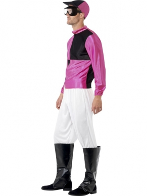 Jockey Heren Carnaval Verkleedkostuum. Inbegrepen is het roze zwarte shirt, de witte broek, de zwarte bootcovers (laars hoezen) het petje en de bril. Uitgebreide, 5-delige verkleedset. Leuk voor Carnaval. 