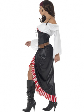 Sultry Swashbuckler Carnaval Kostuum. Dit kostuum bestaat uit een mooie lange piraten jurk met hoge split de rand afgezet met rood witte strepen en een afbeelding van een doodskop erop.
