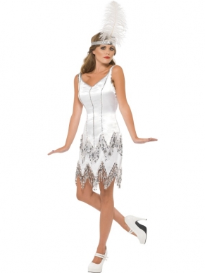 Fever Flapper Dazzle Wit Dames Kostuum met veel glitter en glammer. Mooie strakke witte jurk met franjes, glitters en steentjes en haarband met grote witte veer. Prachtig kostuum voor een gangster charlston flapper themafeest of carnaval. De 1920's accessoires verkopen we los. 