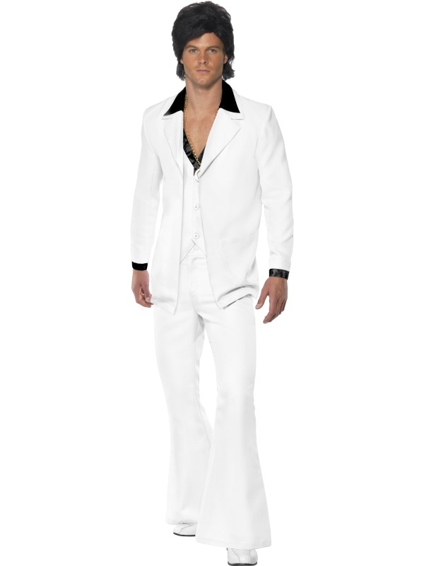 Compleet Wit 1970's Disco Heren Verkleedkostuum. Inbegrepen is de witte broek met wijde pijpen, het bijpassende witte jasje en gillet en het zwarte mock shirt. Compleet kostuum voor Seventies Disco Feesten en Carnaval. We verkopen bijpassende accessoires. 