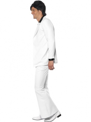 Compleet Wit 1970's Disco Heren Verkleedkostuum. Inbegrepen is de witte broek met wijde pijpen, het bijpassende witte jasje en gillet en het zwarte mock shirt. Compleet kostuum voor Seventies Disco Feesten en Carnaval. We verkopen bijpassende accessoires. 