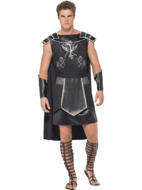Fever Male Dark Gladiator Kostuum in het zwart. Het kostuum is voorzien van een zwarte cape en armbescherming. Ga als echte gladiator door het leven!