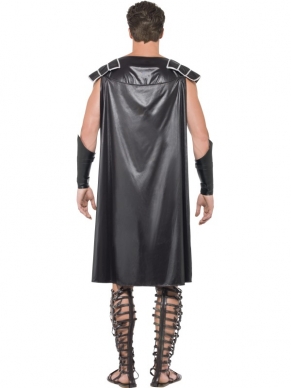 Fever Male Dark Gladiator Kostuum in het zwart. Het kostuum is voorzien van een zwarte cape en armbescherming. Ga als echte gladiator door het leven!