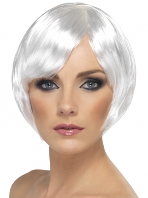 Witte Babe Pruik van mooie kwaliteit: korte bob pruik met stijl haar en schuine lok. Deze pruik is verkrijgbaar in diverse kleuren.