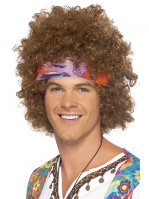Leuke aankleedset voor Seventies Party, Lichtbruine Afro Pruik met Gekleurde Haarband en Ketting met Peace Teken. Met dit aankleedsetje ben je in mum van tijd omgetoverd in een echte Hippie. Wij verkopen ook te gekke Hippie Kostuums om de look helemaal compleet te maken.